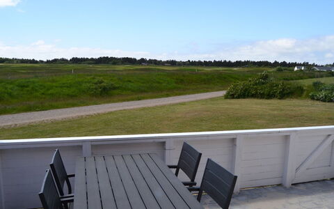 Nayana - 2.3Km from the Sea: Ciel, Nuage, Mobilier De Jardin, Tableau De Plein Air, Ombre, Extérieur Banc, Planche, Passerelle, Table De Pique-Nique, Banc