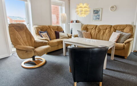 Alfa - 2.3Km from the Sea: Appartement, Ombre, Balcon, Chaise, Clôture, Mobilier De Jardin, Aluminium, Gazon Artificiel