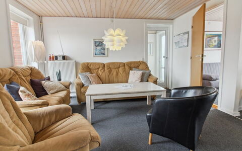 Alfa - 2.3Km from the Sea: Appartement, Ombre, Balcon, Chaise, Clôture, Mobilier De Jardin, Aluminium, Gazon Artificiel
