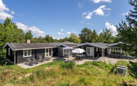 Henriethe - 1.1Km from the Sea: Chalet, Jardin, Siding, Batiments Jardin, Ombre, Cour, Arrière-Cour, Pelouse, Ferme, Aménagement Paysager