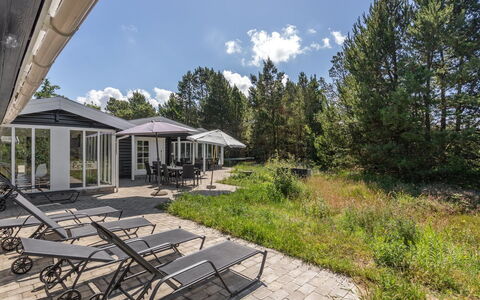 Henriethe - 1.1Km from the Sea: Chalet, Jardin, Siding, Batiments Jardin, Ombre, Cour, Arrière-Cour, Pelouse, Ferme, Aménagement Paysager