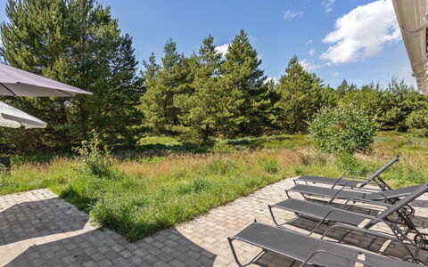 Henriethe - 1.1Km from the Sea: Chalet, Jardin, Siding, Batiments Jardin, Ombre, Cour, Arrière-Cour, Pelouse, Ferme, Aménagement Paysager