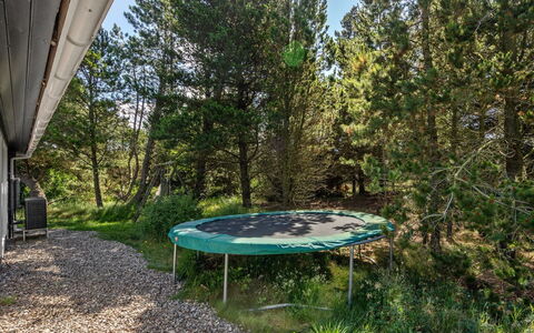 Henriethe - 1.1Km from the Sea: Chalet, Jardin, Siding, Batiments Jardin, Ombre, Cour, Arrière-Cour, Pelouse, Ferme, Aménagement Paysager
