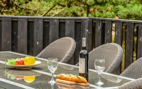 Lav - 3.8Km from the Sea: Maison, Domicile, Toit, Chalet, Biens, Aménagement Paysager, Batiments Jardin, Siding, Ferme