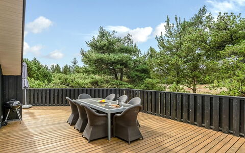 Lav - 3.8Km from the Sea: Maison, Domicile, Toit, Chalet, Biens, Aménagement Paysager, Batiments Jardin, Siding, Ferme