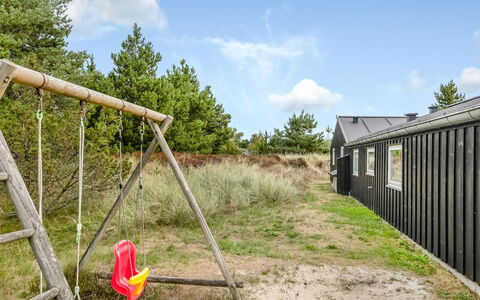 Lav - 3.8Km from the Sea: Maison, Domicile, Toit, Chalet, Biens, Aménagement Paysager, Batiments Jardin, Siding, Ferme