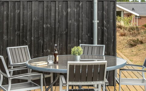 Lav - 3.8Km from the Sea: Toit, Maison, Zone Résidentielle, Domicile, Biens, Chalet, Conception