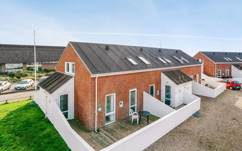 Ginger - 2.3Km from the Sea: Bâtiment, Maison, Fenêtre, Domicile, Toit, Zone Résidentielle, Arbuste, Chalet, Lot Terre