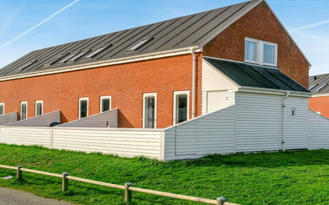 Ginger - 2.3Km from the Sea: Bâtiment, Maison, Fenêtre, Domicile, Toit, Zone Résidentielle, Arbuste, Chalet, Lot Terre