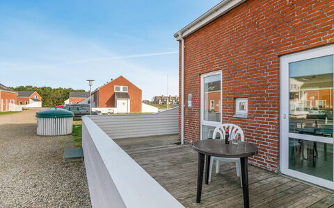 Ginger - 2.3Km from the Sea: Bâtiment, Maison, Fenêtre, Domicile, Toit, Zone Résidentielle, Arbuste, Chalet, Lot Terre