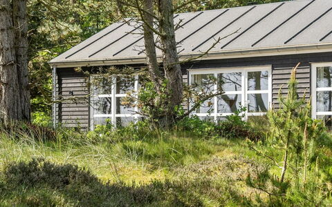 Svanborg - 3.7Km from the Sea: Toit, Maison, Lot Terre, Domicile, Chalet, Biens, Batiments Jardin, Ombre, Cabane En Rondins, Aménagement Paysager