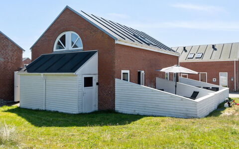 Gaëlle - 2.3Km from the Sea: Bâtiment, Maison, Fenêtre, Domicile, Toit, Zone Résidentielle, Arbuste, Chalet, Lot Terre