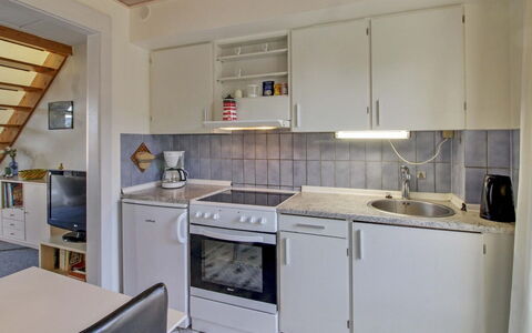 Edeltraud - 2.3Km from the Sea: Cuisine, Appareil De Cuisine, Principaux Appliance, Sol, Sol, Comptoir, Meubles, Design Intérieur, Bois, Cabinetry