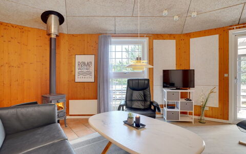 Mariette - 3.1Km from the Sea: Sol, Design Intérieur, Sol, Meubles, Plafond, Chaise, Tache De Bois, Luminaire, Dur, Salon
