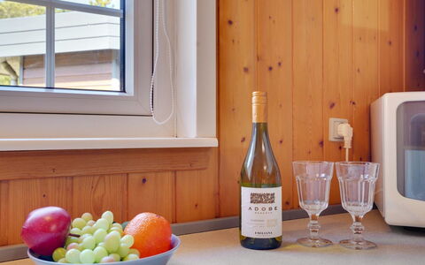 Mariette - 3.1Km from the Sea: Verre, Drinkware, Serveware, Tache De Bois, Vernis, Aliments, Dur, Bouteille En Verre, Bouteille