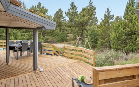 Mariette - 3.1Km from the Sea: Bois, Dur, Planche, Plate-Forme, Tache De Bois, Porche, Lumber, Parquet, Balustrade, Ombre