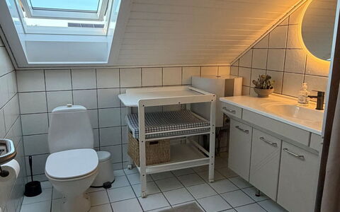 Adils - 2.5Km from the Sea: Luminaire Plomberie, Évier, Sol, Sol, Lavabo, Design Intérieur, Robinet, Salle De Bains, Plomberie, Toilette