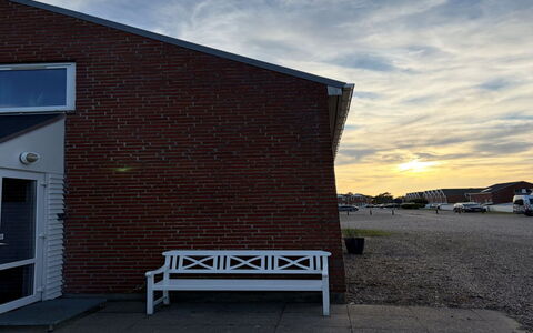 Adils - 2.5Km from the Sea: Ciel, Nuage, Toit, Brickwork, Brique, Meteorologique Phénomène, Daylighting, Cumulus, Soirée