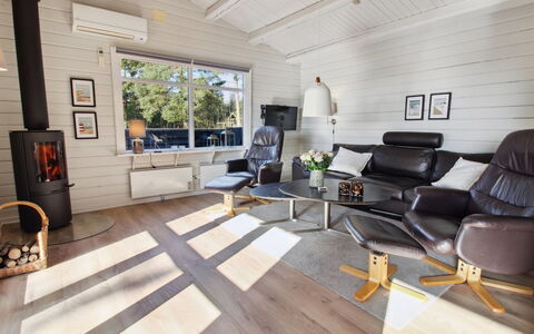 Herborg - 1Km from the Sea: Bois, Sol, Design Intérieur, Salon, Parquet, Sol, Meubles, Domicile, Plafond, Canapé