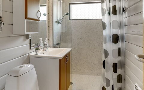 Herborg - 1Km from the Sea: Salle De Bains, Luminaire Plomberie, Design Intérieur, Mur, Sol, Toilette, Sol, Armoire De Toilette, Siège De Toilette, Plomberie