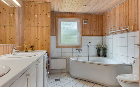 Gabriela - 1Km from the Sea: Sol, Luminaire Plomberie, Design Intérieur, Bois, Sol, Plafond, Robinet, Salle De Bains, Évier, Plomberie