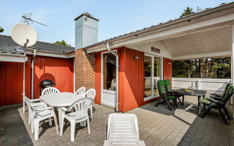 Gabriela - 1Km from the Sea: Maison, Domicile, Chalet, Toit, Porte, Siding, Tache De Bois, Porche, Dur, Ombre