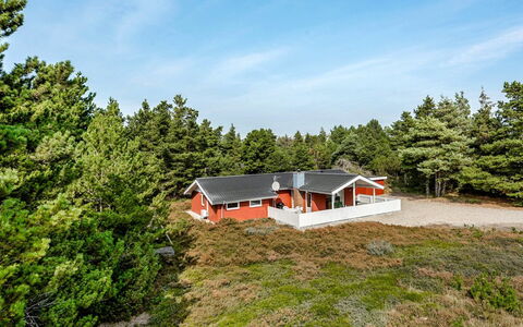 Gabriela - 1Km from the Sea: Bâtiment, Maison, Fenêtre, Domicile, Toit, Zone Résidentielle, Arbuste, Chalet, Lot Terre