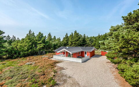 Gabriela - 1Km from the Sea: Bâtiment, Maison, Fenêtre, Domicile, Toit, Zone Résidentielle, Arbuste, Chalet, Lot Terre
