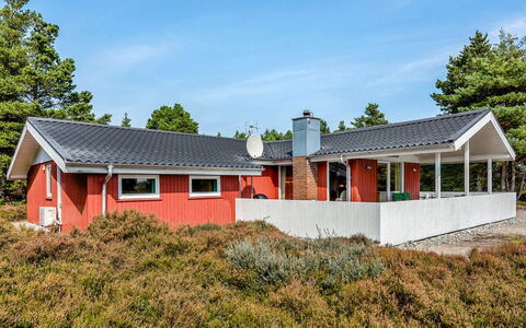 Gabriela - 1Km from the Sea: Bâtiment, Maison, Fenêtre, Domicile, Toit, Zone Résidentielle, Arbuste, Chalet, Lot Terre