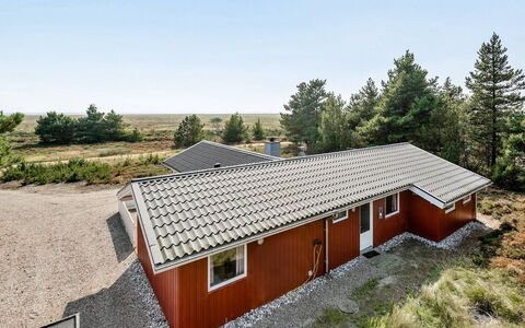 Gabriela - 1Km from the Sea: Bâtiment, Maison, Fenêtre, Domicile, Toit, Zone Résidentielle, Arbuste, Chalet, Lot Terre