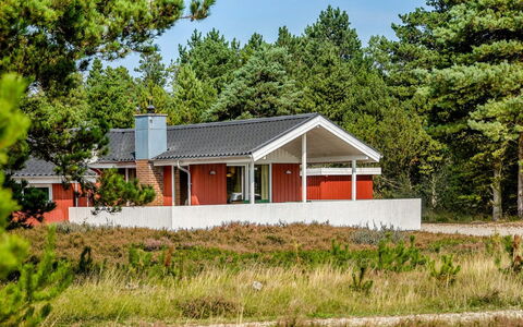 Gabriela - 1Km from the Sea: Bâtiment, Maison, Fenêtre, Domicile, Toit, Zone Résidentielle, Arbuste, Chalet, Lot Terre