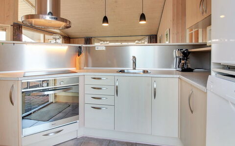 Elsbeth - 500M from the Sea: Cuisine, Appareil De Cuisine, Comptoir, Cabinetry, Principaux Appliance, Design Intérieur, Sol, Bois, Meubles, Électroménager