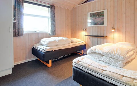 Elsbeth - 500M from the Sea: Chambre, Lit, Bois, Drap De Lit, Literie, Cadre De Lit, Plafond, Design Intérieur, Sol, Domicile