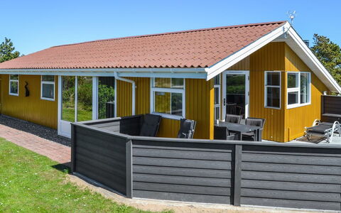 Elsbeth - 500M from the Sea: Toit, Maison, Domicile, Chalet, Siding, Porte, Porche, Batiments Jardin, Cour, Ombre