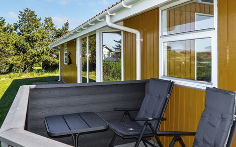 Elsbeth - 500M from the Sea: Bois, Porche, Meubles, Mobilier De Jardin, Tache De Bois, Plate-Forme, Dur, Ombre, Chaise, Planche