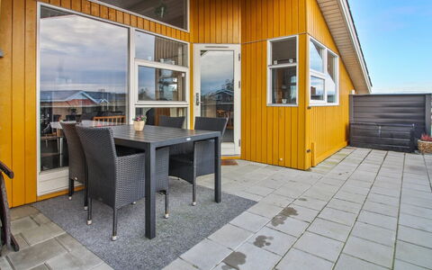Elsbeth - 500M from the Sea: Domicile, Ombre, Dur, Parquet, Tache De Bois, Planche, Plate-Forme, Siding, Porche, Daylighting