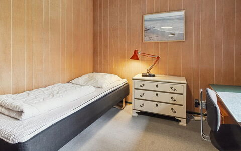 Christian - 3.5Km from the Sea: Meubles, Sol, Sol, Bois, Design Intérieur, Chambre, Lit, Pièce, Éclairage, Drap De Lit