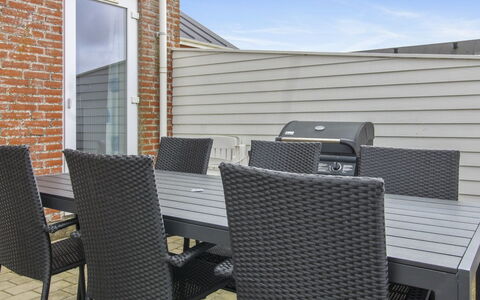 Héléne - 2.3Km from the Sea: Domicile, Toit, Maison, Porte, Chalet, Ombre, Jardin, Couverture De Sol, Porche, Cour