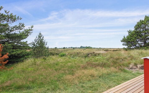 Dufa - 3.2Km from the Sea: Bâtiment, Maison, Fenêtre, Domicile, Toit, Zone Résidentielle, Arbuste, Chalet, Lot Terre