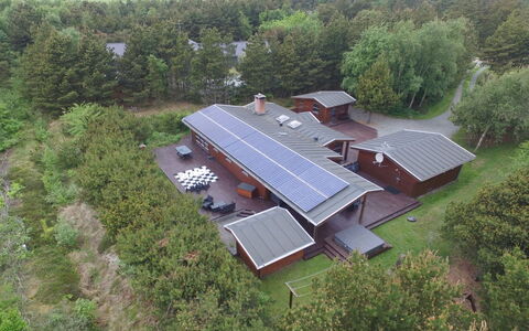 Patrizia - 1Km from the Sea: Bâtiment, Maison, Fenêtre, Domicile, Toit, Zone Résidentielle, Arbuste, Chalet, Lot Terre