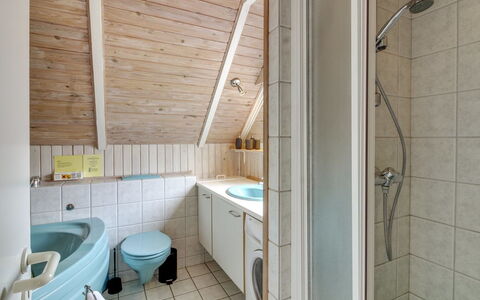 Dida - 3.1Km from the Sea: Bois, Luminaire Plomberie, Sol, Sol, Design Intérieur, Plomberie, Plafond, Robinet, Salle De Bains, Pièce