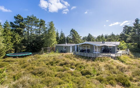 Silva - 3.9Km from the Sea: Domicile, Toit, Maison, Porte, Chalet, Ombre, Jardin, Couverture De Sol, Porche, Cour