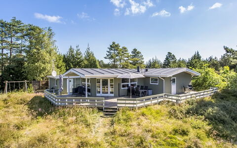 Silva - 3.9Km from the Sea: Domicile, Toit, Maison, Porte, Chalet, Ombre, Jardin, Couverture De Sol, Porche, Cour