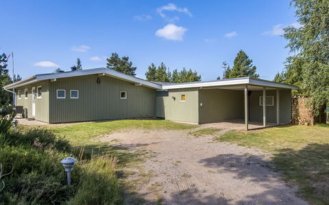 Silva - 3.9Km from the Sea: Domicile, Toit, Maison, Porte, Chalet, Ombre, Jardin, Couverture De Sol, Porche, Cour