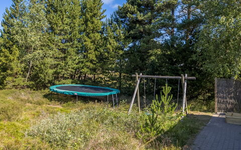 Silva - 3.9Km from the Sea: Domicile, Toit, Maison, Porte, Chalet, Ombre, Jardin, Couverture De Sol, Porche, Cour