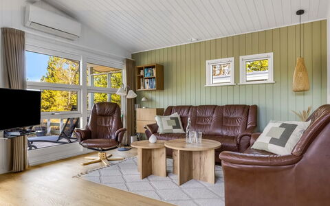 Silva - 3.9Km from the Sea: Domicile, Toit, Maison, Porte, Chalet, Ombre, Jardin, Couverture De Sol, Porche, Cour