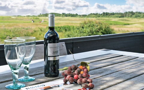 Merisa - 2.5Km from the Sea: Meubles, Table, Mobilier De Jardin, Tableau De Plein Air, Chaise, Du Vin, Bouteille, Table De Pique-Nique, Verre De Vin, Table Cuisine Et Salle A Manger