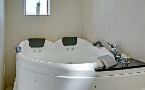 Merisa - 2.5Km from the Sea: Baignoire, Luminaire Plomberie, Salle De Bains, Plomberie, Robinet, Jacuzzi, Évier, Conception