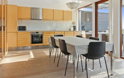 Merisa - 2.5Km from the Sea: Chalet, Domicile, Maison, Toit, Porche, Biens, Siding, Batiments Jardin, Ferme, Cour