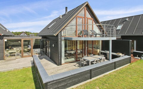 Merisa - 2.5Km from the Sea: Chalet, Domicile, Maison, Toit, Porche, Biens, Siding, Batiments Jardin, Ferme, Cour